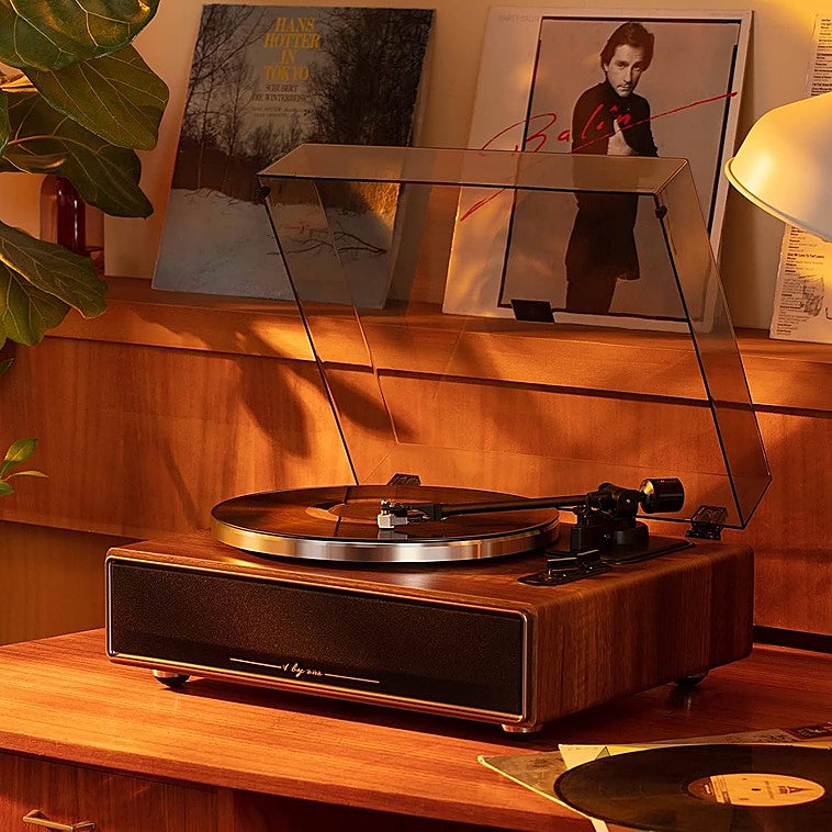 Regalos que no fallan: El tocadiscos de vinilo vintage que todo padre melómano desea