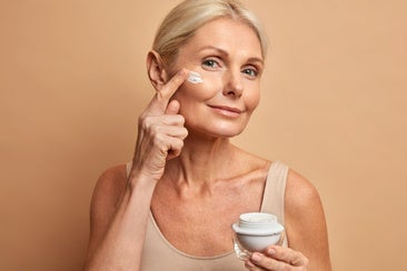 Los mejores productos de retinol para cuidar la piel y combatir las arrugas (de ellas y ellos)