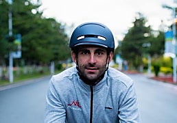 Si te gusta montar en bicicleta, necesitas estos cascos inteligentes para una mayor seguridad