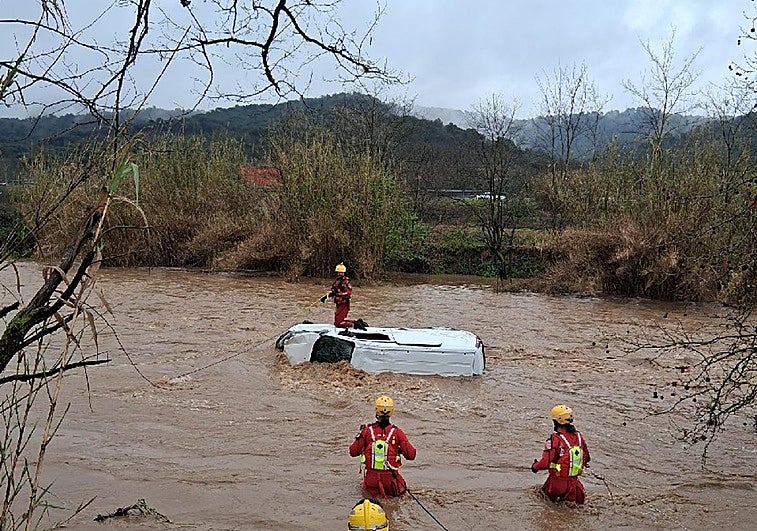 Buscan al conductor de un coche encontrado en una riera en Barcelona durante el temporal