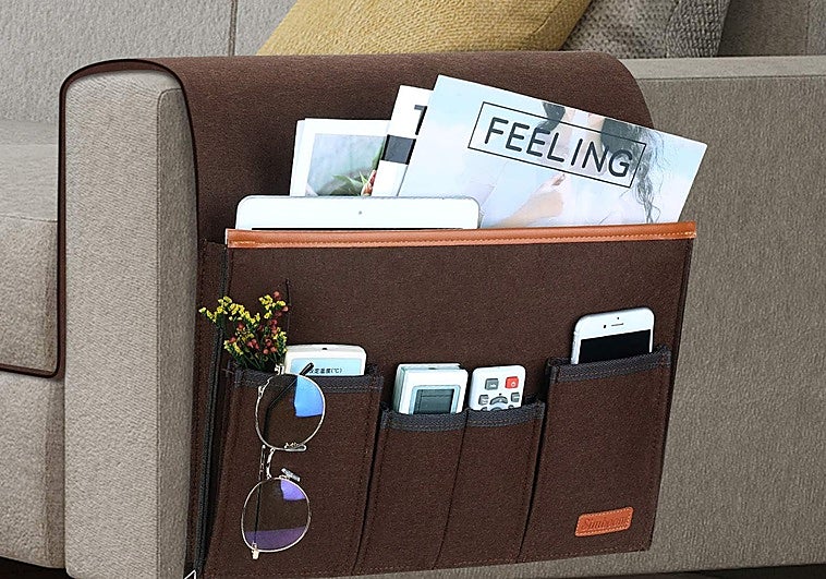 Necesitas urgentemente uno de estos organizadores de mandos a distancia para el brazo del sofá