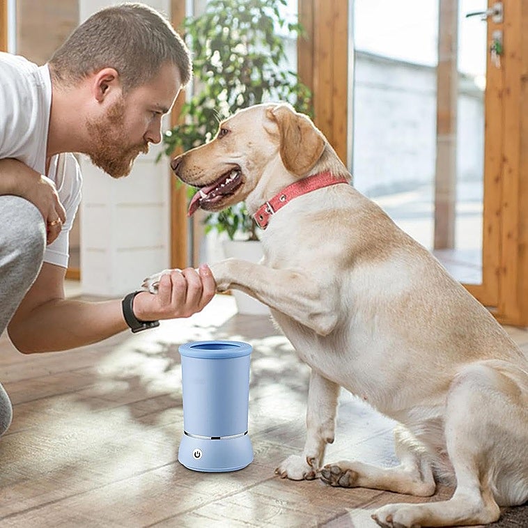 Olvídate de las huellas molestas con estos limpiadores de patas portátiles para perros