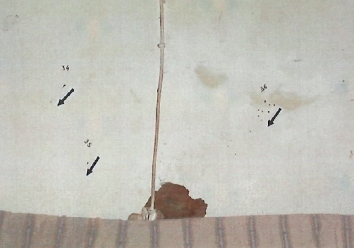 Imagen principal - Imágenes que muestran restos de sangre en el cabecero de la cama, en la puerta de salida y la navaja utilizada contra la víctima.