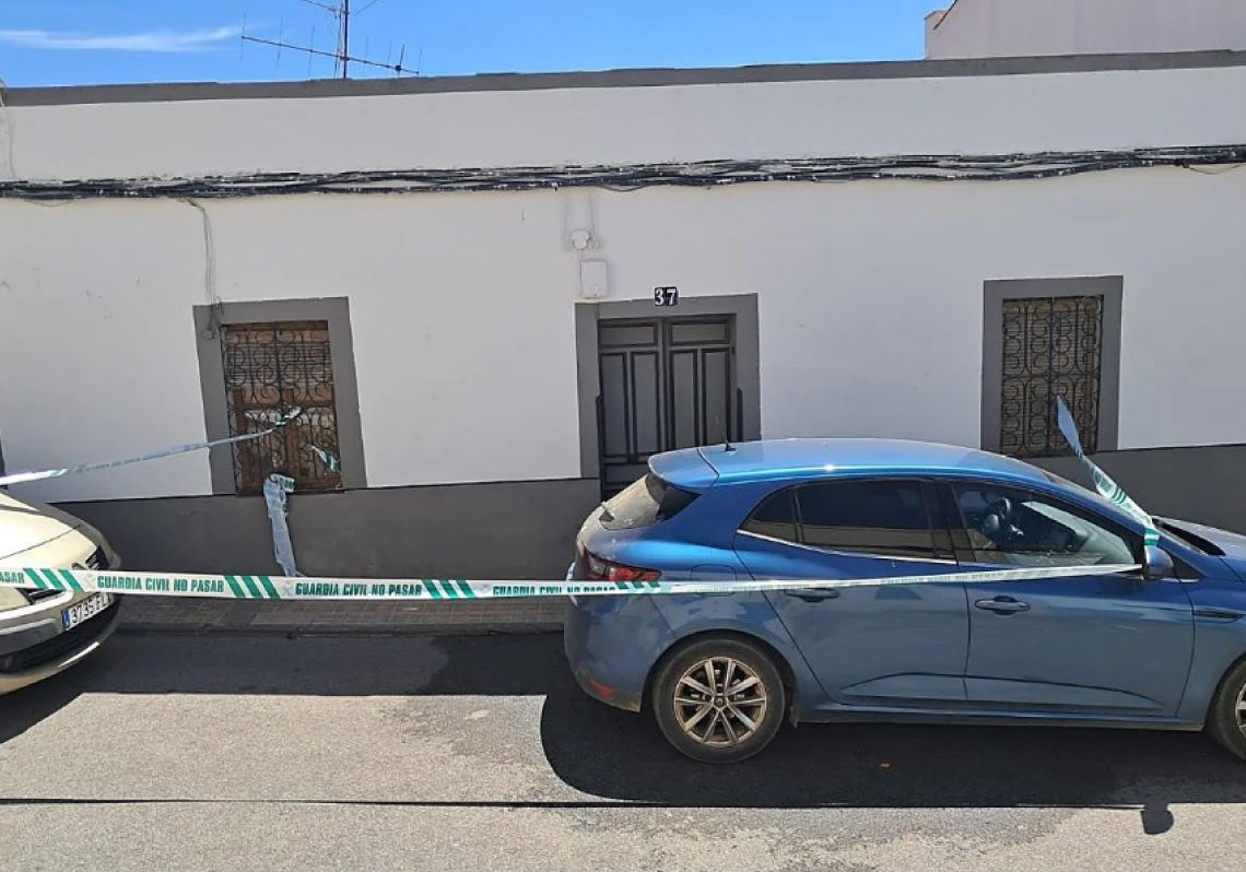 La entrada de la vivienda, protegida por el cordón policial.