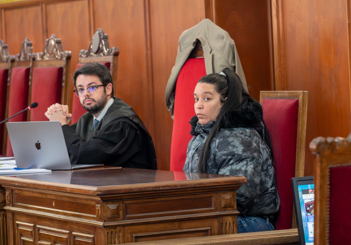 Nerea Fernández junto a su abogado el día del juicio.