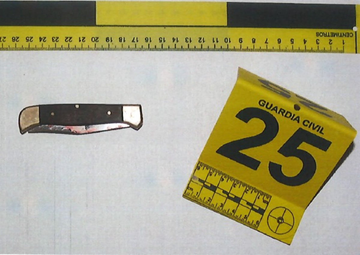 Imagen secundaria 1 - Imágenes que muestran restos de sangre en el cabecero de la cama, en la puerta de salida y la navaja utilizada contra la víctima.
