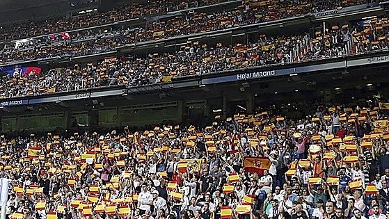 El Real Madrid prohíbe la bandera española en su grada de animación