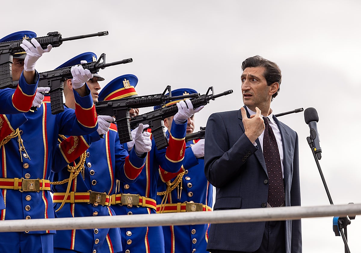 El actor Fares Fares, como George Fahmy, en un fotograma de 'Águilas de El Cairo'.