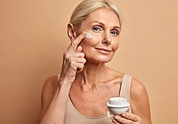 Los mejores productos de retinol para cuidar la piel y combatir las arrugas (de ellas y ellos)