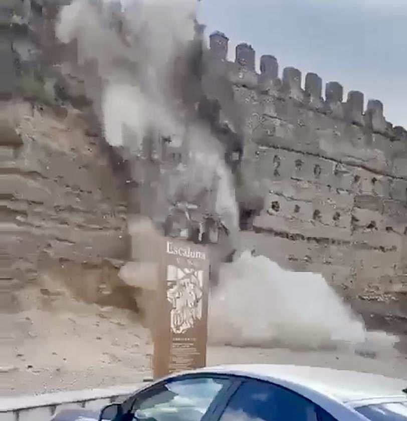 Detalle de los escombros y la torre colapsada en Escalona