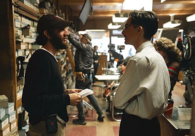 Josh Safdie y Timotheé Chalamet en el set de 'Marty Supreme' (9 nominaciones).