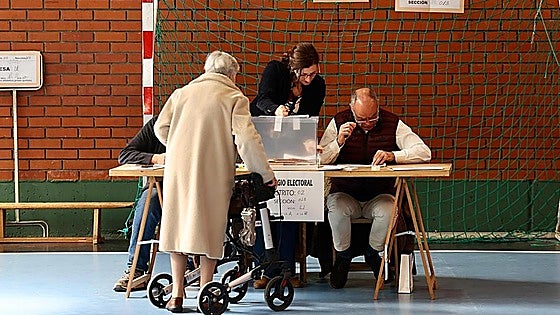 La participación electoral en Castilla y León rozaba el 53,2% a las 18:00 horas, un punto y medio más
