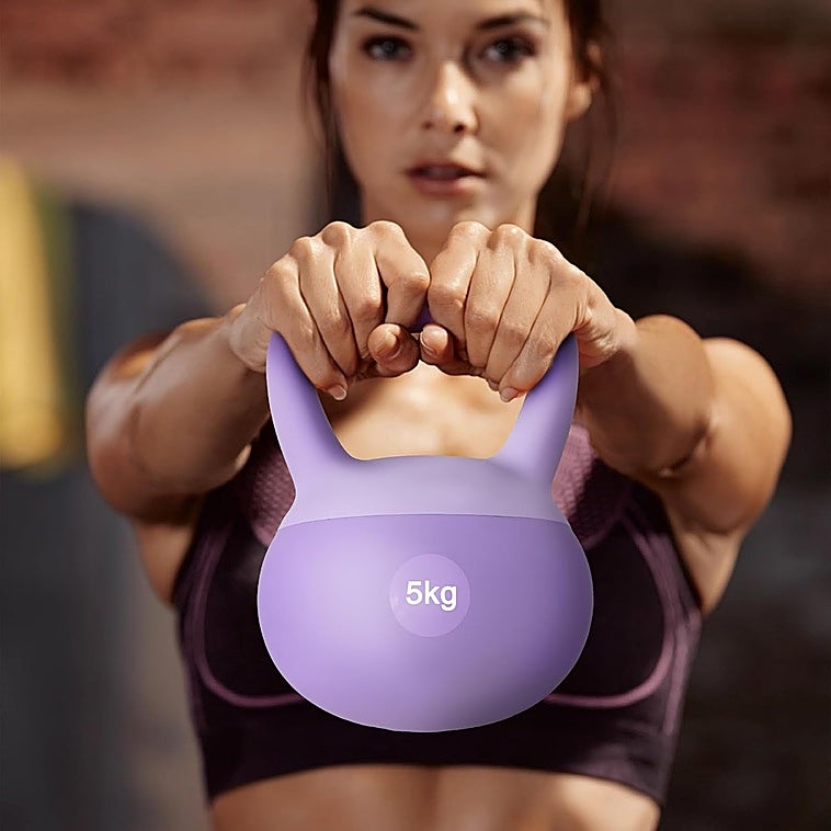 Hazte con unas pesas rusas para entrenar en casa sin complicciones