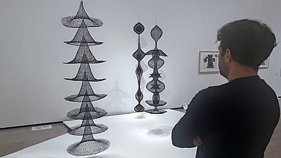 Ruth Asawa, maga del alambre en el palacio de titanio