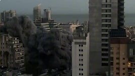 Momento en el que se derrumba un edificio en Libano tras un ataque israelí