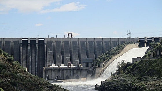Las renovables amortiguan el precio de la luz, pero la guerra dispara la factura por el apagón