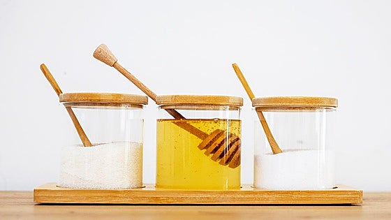 Nueve alimentos que puedes tener durante años en tu despensa porque... ¡nunca caducan!