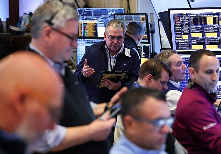 Los inversores huyen del riesgo con el petróleo disparado otro 6% y muchas dudas sobre los bancos centrales