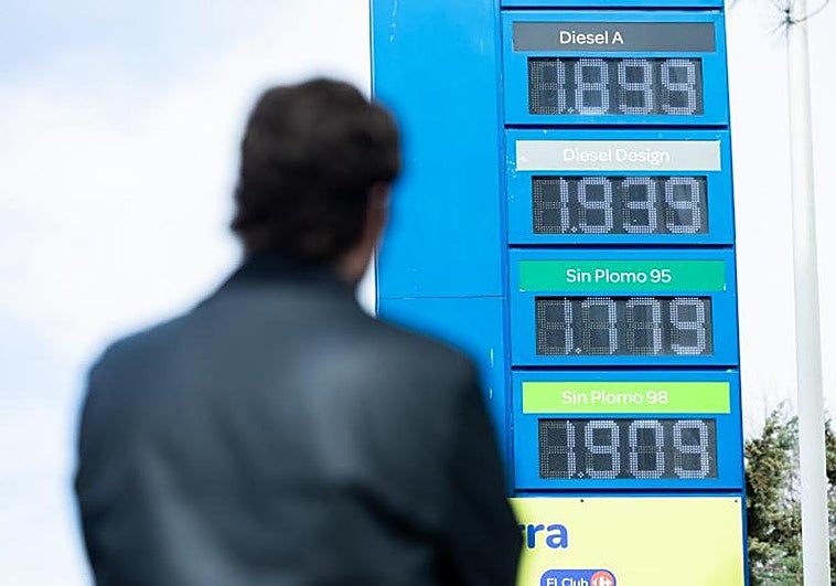 El Gobierno rebajará el IVA de los combustibles y la luz para paliar los efectos de la guerra