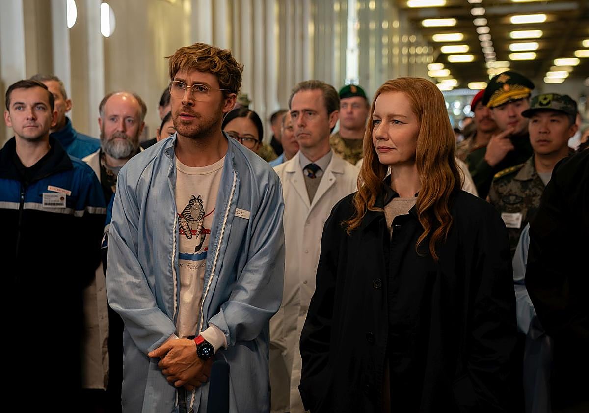 Imagen principal - Arriba, Ryan Gosling junto a Sandra Hüller; debajo, dos fotogramas de la cinta.