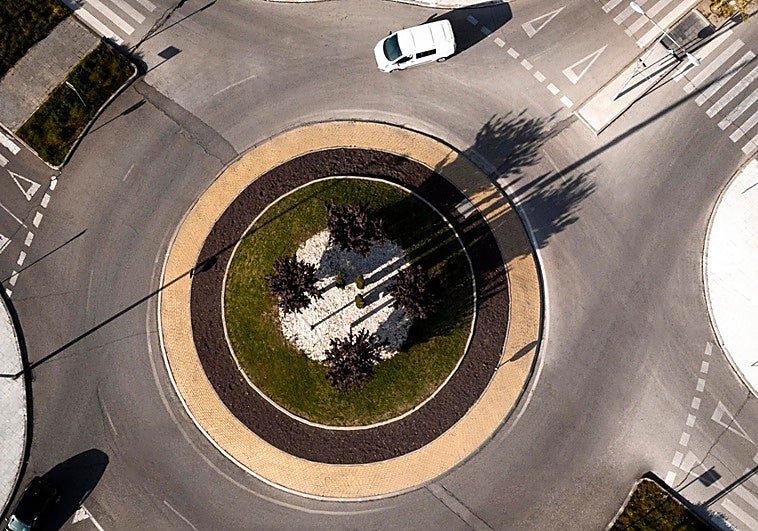 El Reglamento General de Circulación lo confirma: ¿se puede dar la vuelta entera en una rotonda por el carril derecho?