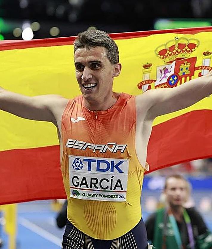 Imagen secundaria 2 - Mariano García hace el gesto de la moto en el podio y celebra la victoria en el Mundial.