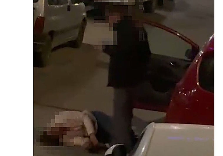 Tumba a patadas a su pareja en plena calle en Granada