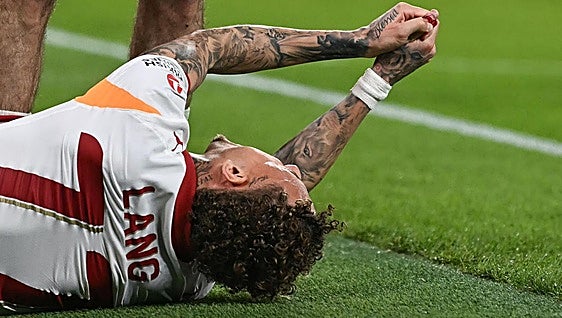 Noa Lang bromea tras su terrorífico accidente en Anfield: «Me cuesta jugar a la PlayStation»