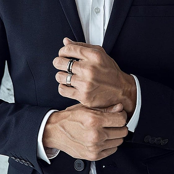 Si quieres acertar, regala uno de estos anillos y pulseras de acero para hombre
