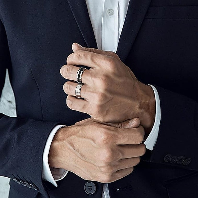Si quieres acertar, regala uno de estos anillos y pulseras de acero para hombre