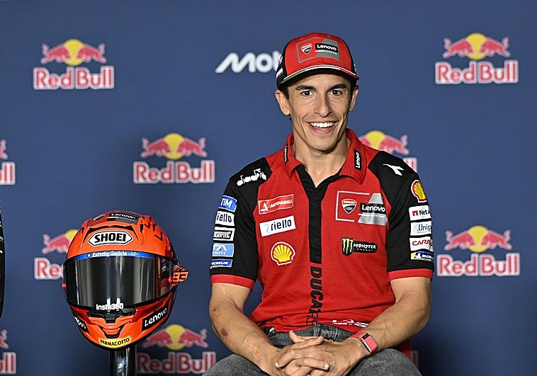 Marc Márquez pasa del susto de la mañana a liderar por la tarde