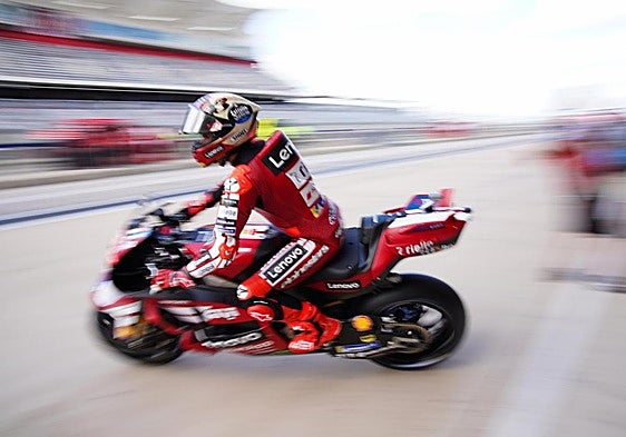 Marc Márquez pasa del susto de la mañana a liderar por la tarde