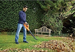 Limpia el jardín en minutos y sin cables este soplador a batería con bajo nivel sonoro de BLACK+DECKER