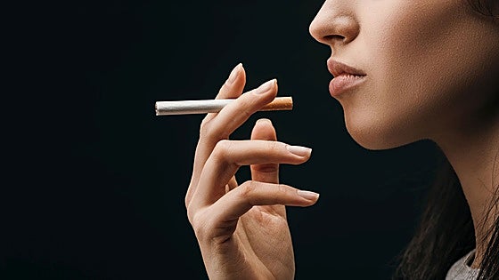 «Solo fumo cuando salgo»: por qué el cigarrillo ocasional es más peligroso de lo que crees (y cómo dejarlo)