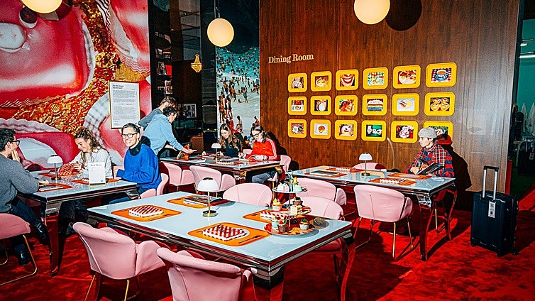 El legado del fotógrafo Martin Parr se aloja en un resort 'todo incluido'