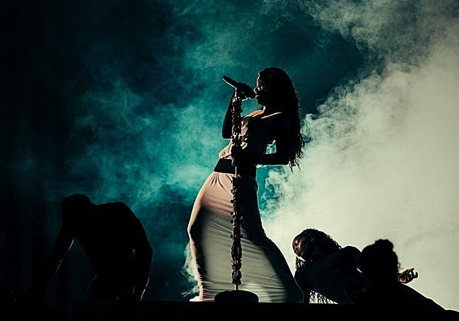 Rosalía, 'Kurtarıcı'yı seslendiriyor.