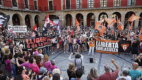 El Gobierno indulta a 'Las seis de La Suiza': «Es una condena inapropiada en una democracia»