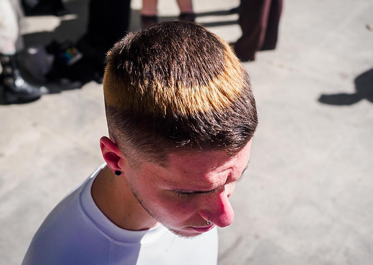 Imagen secundaria 1 - Foto1: Claudia (18, Madrid), Manuel (24, Ciudad Real), Thais (19, Tenerife) y May (25, Madrid) en la cola VIP. Foto 2: Uno de los primeros fans en llegar a la cola del acceso VIP con el característico tinte de Rosalía en forma de aureola. Foto 3: Accesorios y detalles de los fans.