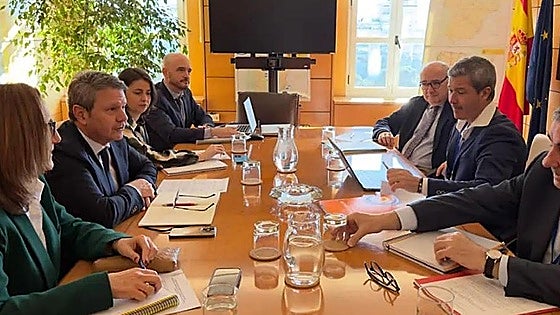 Los transportistas arrancan a Puente un real decreto con medidas específicas para el sector