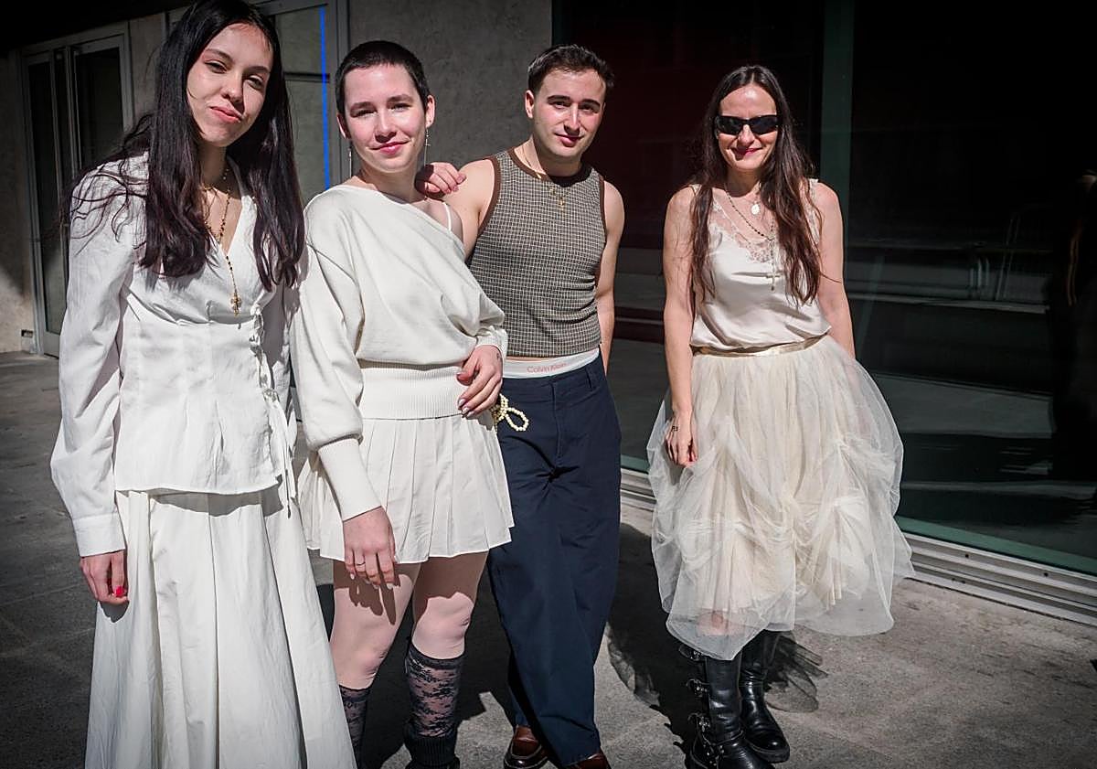 Imagen principal - Foto1: Claudia (18, Madrid), Manuel (24, Ciudad Real), Thais (19, Tenerife) y May (25, Madrid) en la cola VIP. Foto 2: Uno de los primeros fans en llegar a la cola del acceso VIP con el característico tinte de Rosalía en forma de aureola. Foto 3: Accesorios y detalles de los fans.