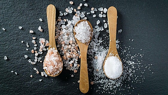 Rosa, yodada, de Añana... Un tipo de sal para cada comida ¿qué diferencia a la común de las gourmet?