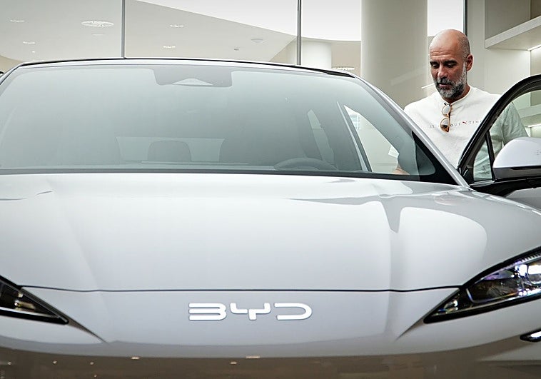 Guardiola elige un coche eléctrico de alto rendimiento para moverse en Barcelona