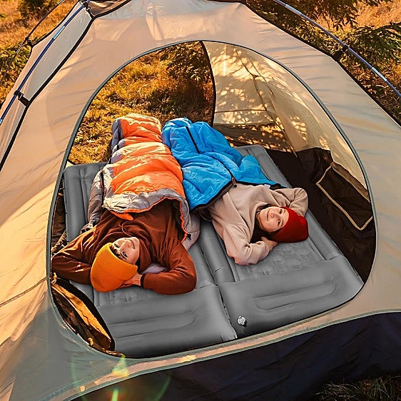 Dormir bien en la montaña o en el camping es posible con estas esterillas hinchables
