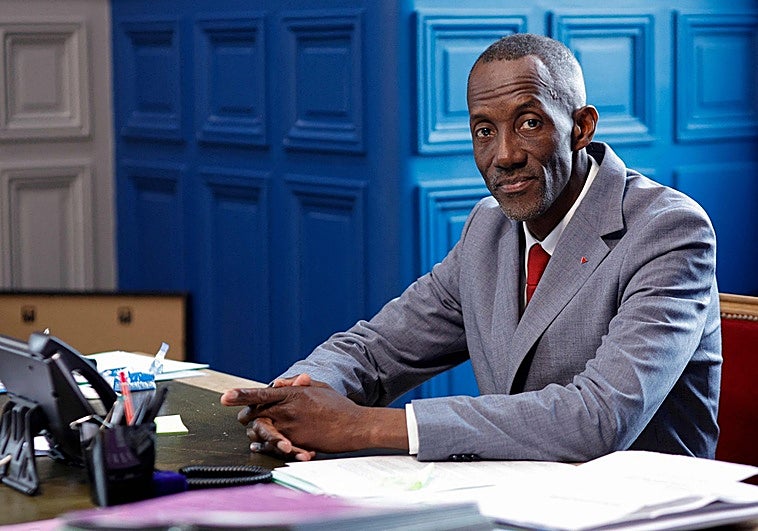 Los insultos a un alcalde negro recién elegido amenazan con extender el racismo en Francia