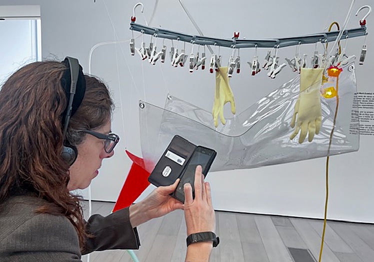 Escultura cinética y sonora de Mohri con objetos cotidianos como guantes de fregar y pinzas.