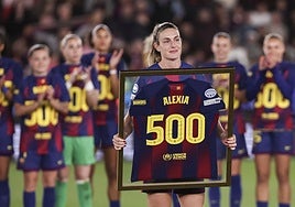 Alexia Putellas recibe la camiseta que conmemora sus 500 partidos como azulgrana.