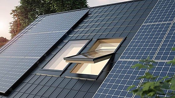 El tejado, tu nueva «gasolinera»: cómo instalar placas solares en tu comunidad y cargar un coche eléctrico