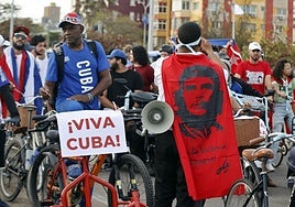 Personas participan en una caravana llamada 'Parada Juvenil Antiimperialista sobre Ruedas' este jueves, en el Malecón, en La Habana (Cuba).