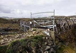 La pasarela siniestrada y el camino de paso anexo se encuentran precintados desde hace semanas.