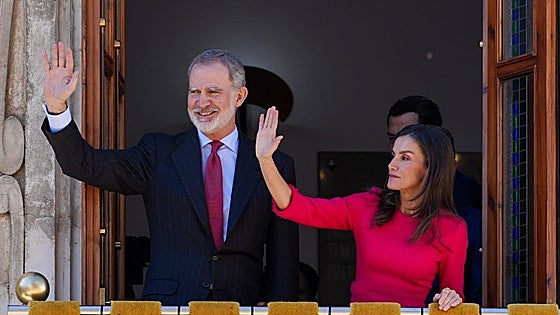 Los Reyes aparecen por sorpresa en la procesión del Silencio de Carabanchel